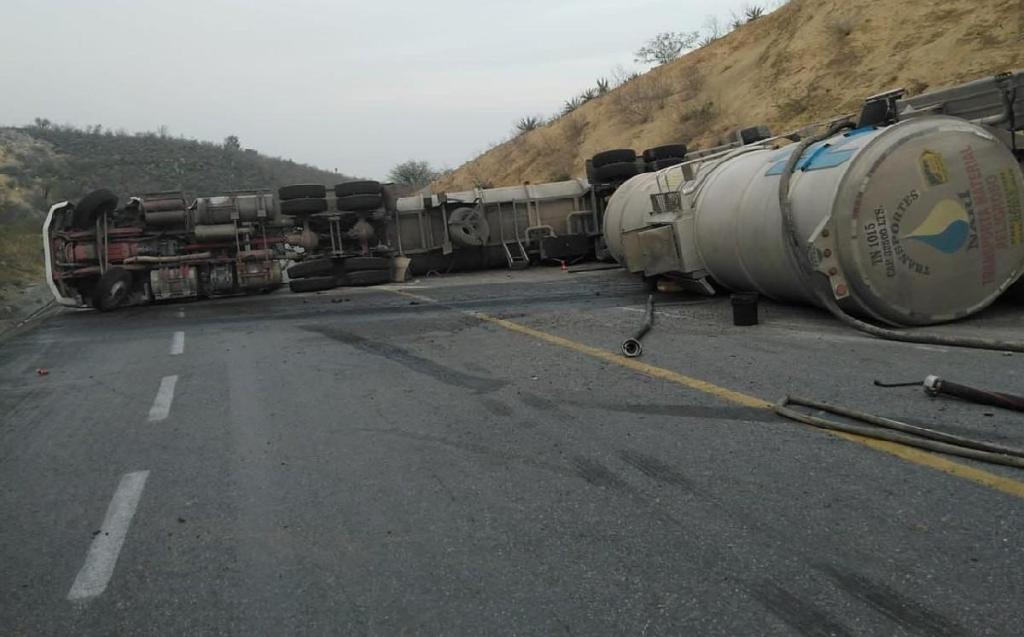 Vuelca tráiler con doble pipa de gasolina en la carretera Rumbo&nbsp;Nuevo